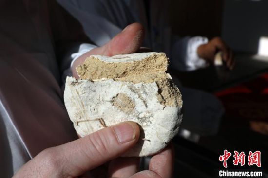 图为当地制造的酿酒酒曲。　魏建军 摄