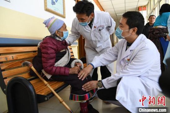 2020年6月19日,甘南州碌曲县藏医院的医生对患者进行问诊。(资料图) 杨艳敏 摄