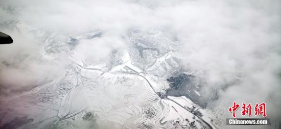 雪后“五线谱”在云海中若隐若现。 魏建军 摄