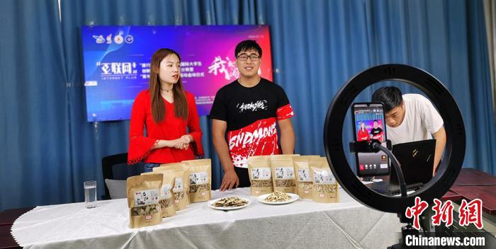 2020年7月，拍摄的兰州一大学生直播带货扶贫。(资料图) 魏建军 摄
