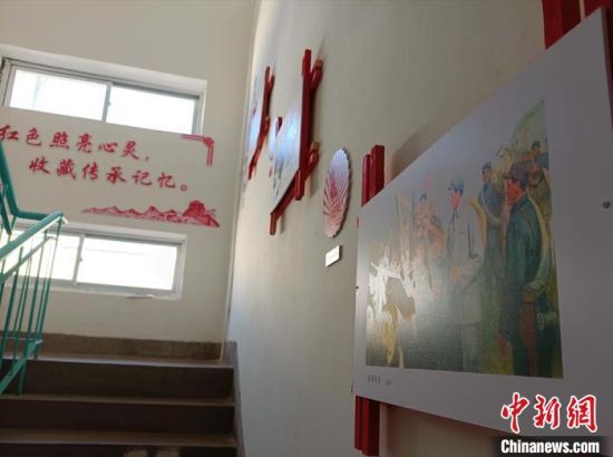 图为张天顺的红色收藏展览室所在居民楼内景象。　张婧 摄
