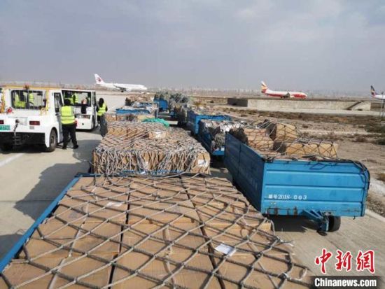 图为等待装机的货物。(资料图)甘肃(兰州)国际陆港供图