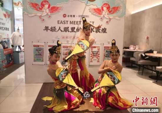 图为舞者演绎敦煌舞蹈。 丁思 摄