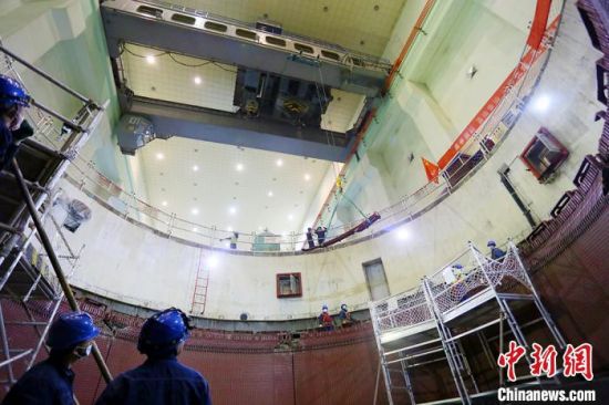 12月初，百万千瓦级水电厂刘家峡水电厂，用天车起吊机组检修物资。　高展 摄