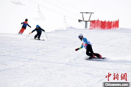 图为滑雪爱好者与赛事参与者“同台竞技”。 杨艳敏 摄