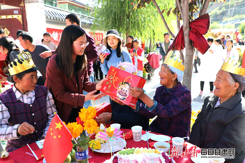 马崖村为老人集体过生日.JPG