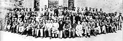 “有出息的文学家艺术家，必须到群众中去”