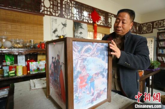 临近年关，兰州市西固区纱灯传承人张振祥向记者介绍纱灯的制作流程。　高展 摄