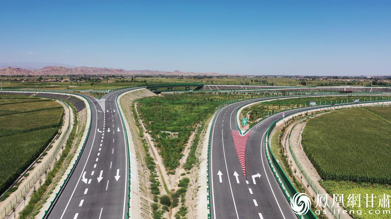 宽阔平坦的景中高速公路 甘肃省公航旅集团供图