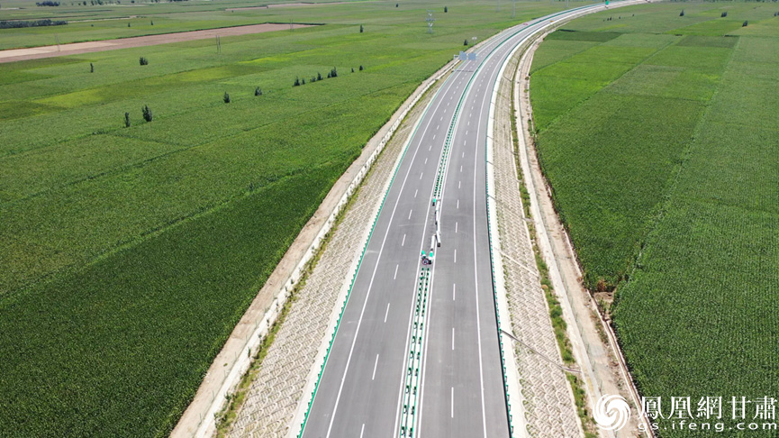 景中高速公路沿线满目苍翠 甘肃省公航旅集团供图