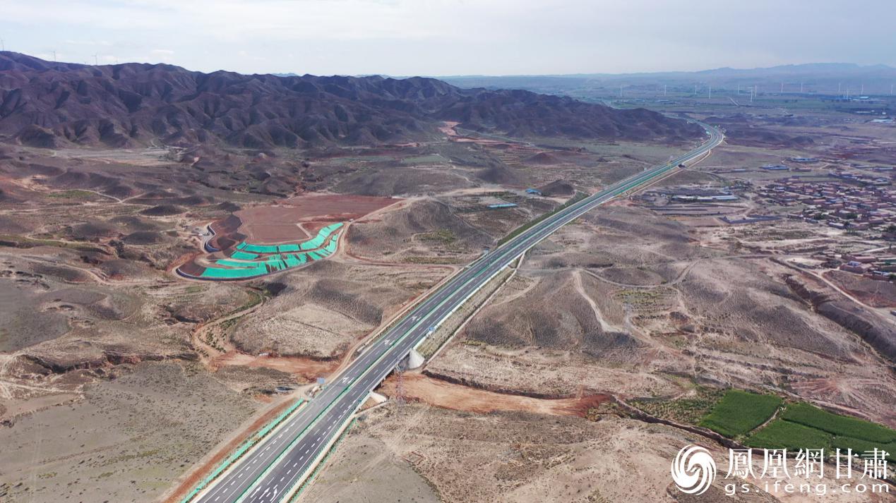 景中高速像一条巨龙穿越在山川之间 甘肃省公航旅集团供图