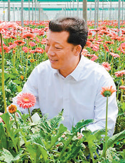 廖俊波在了解花卉生产情况。徐庭盛摄（新华社发）