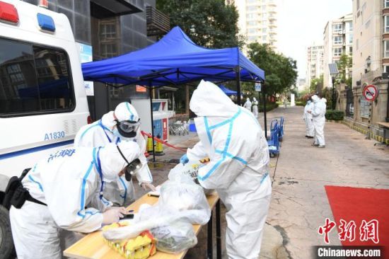 图为工作人员守护在疫情防控点上。(资料图) 杨艳敏 摄