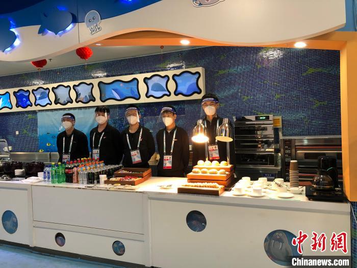 冰立方餐饮区服务人员。 国家游泳中心(冰立方)餐饮团队供图
