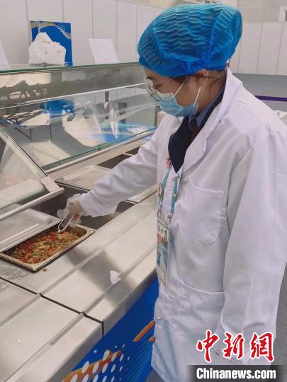 监管人员测试场馆菜品温度。 国家游泳中心(冰立方)餐饮团队供图