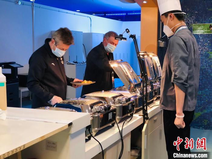 测试赛期间,外宾在冰立方餐饮区就餐。 国家游泳中心(冰立方)餐饮团队供图