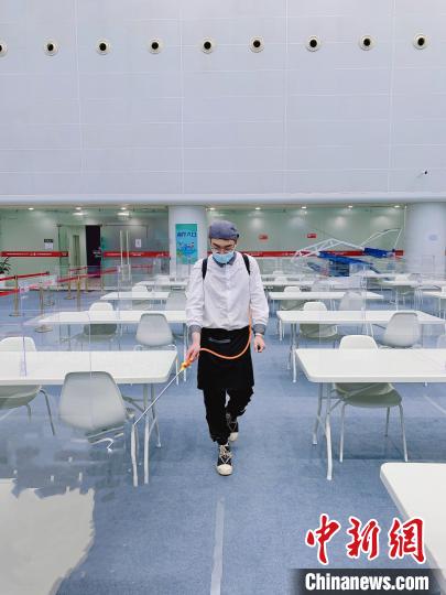 防疫人员在工作人员餐厅进行消杀。 国家游泳中心(冰立方)餐饮团队供图