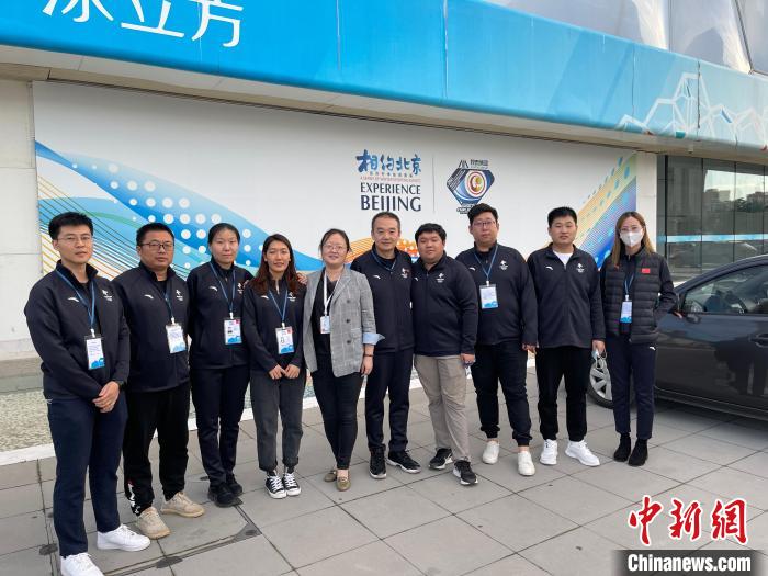 冰立方的餐饮团队(中间浅色上衣者为餐饮经理刘佳)。 国家游泳中心(冰立方)餐饮团队供图