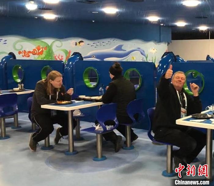 测试赛期间,在场馆休息区用餐的外宾为冰立方的餐饮服务点赞。 国家游泳中心(冰立方)餐饮团队供图