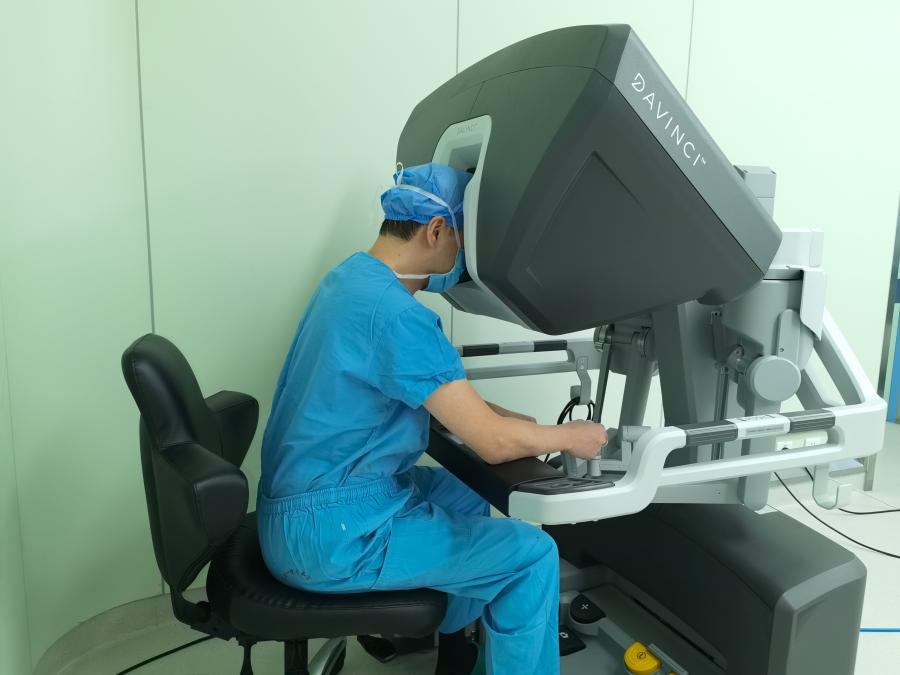 兰大一院完成甘肃省首例达芬奇机器人系统辅(10956542)-20220128130238.jpg