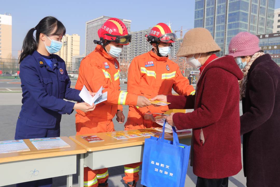 6.以“学雷锋志愿服务活动”为契机,消防救援人员为市民群众发放宣传彩页。.jpg?x-oss-process=style/w10