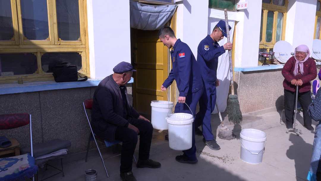 10.消防救援人员走进留守老人家中帮助清扫卫生.jpg?x-oss-process=style/w10