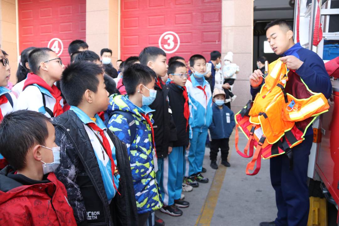 15消防救援人员邀请辖区学校学生来队参观。.jpg?x-oss-process=style/w10