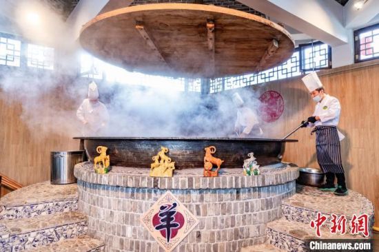 2021年9月23日，拍摄的环县大锅羊肉。(资料图) 高展 摄