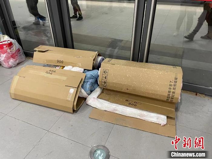 建设者打地铺短暂休息 建设者打地铺短暂休息