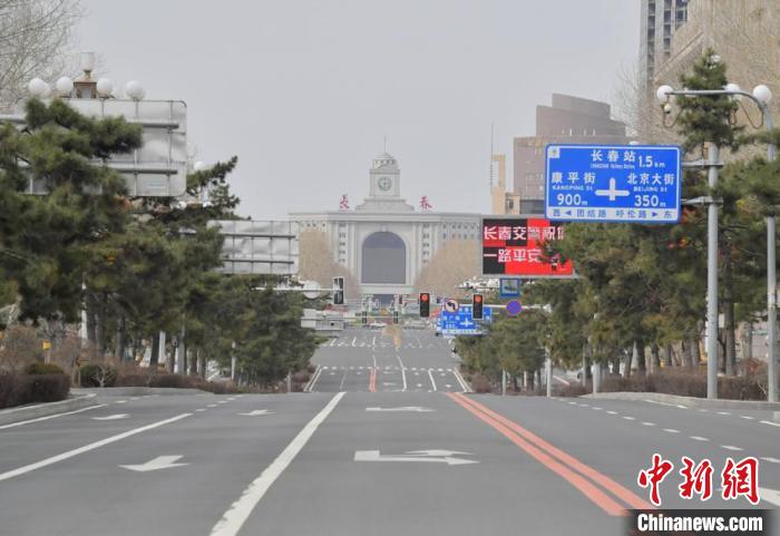 空旷的长春街头 张瑶 摄