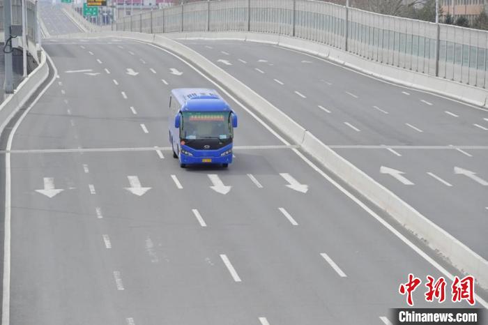 一辆疫情防控保障车在长春街头行驶 张瑶 摄