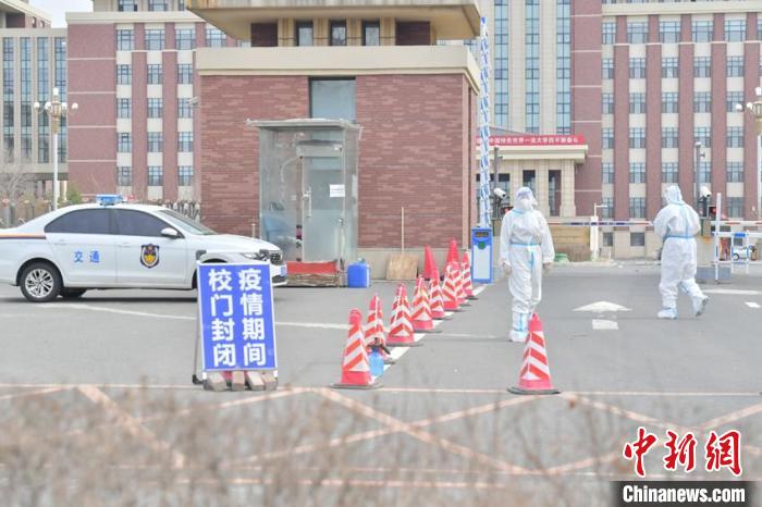 工作人员在校园门口执勤 张瑶 摄