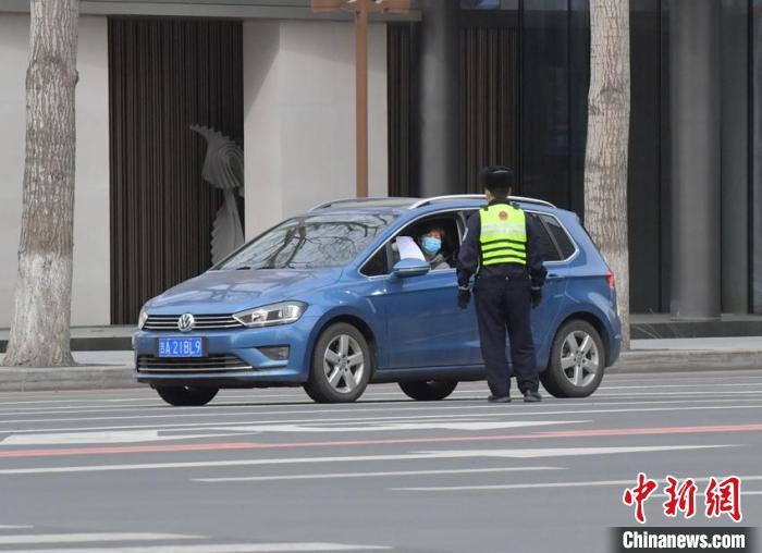 交警在查验车辆通行证 张瑶 摄