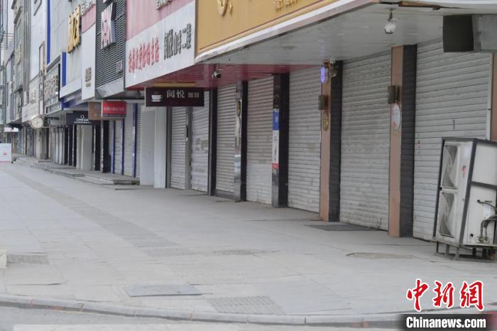 长春一商业街的店铺因疫情全部关闭 张瑶 摄
