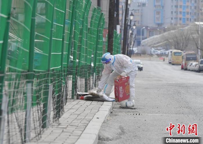 环卫工人在清扫街道 张瑶 摄