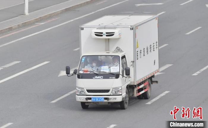 一辆医疗废品转运车在长春街头行驶 张瑶 摄