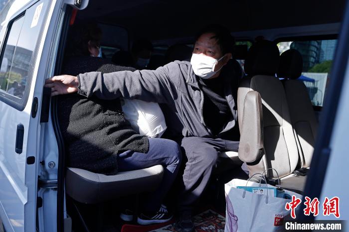 出院康复者关上车门准备回家。　殷立勤 摄