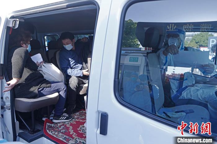 街道工作人员正在核对康复者的信息。　殷立勤 摄