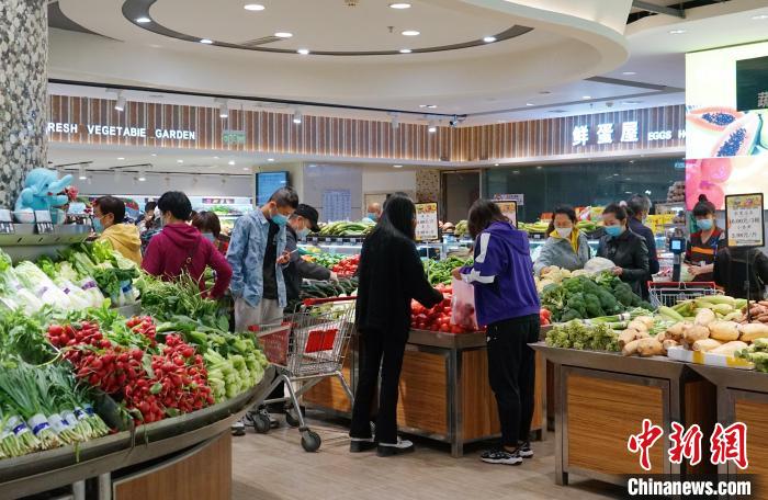 资料图为居民在超市内自由选购生活物资。　马铭言 摄