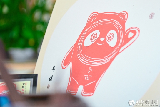 马俊创作的冬奥运会吉祥物作品，萌态十足。李德宇 摄