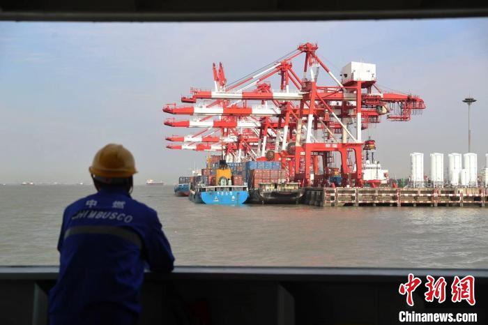 在中燃32轮上眺望，远处的外高桥港口一片繁忙。　张亨伟 摄