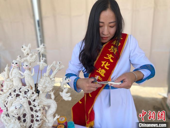 图为贺春梅展示面塑制作技艺。　张玮 摄