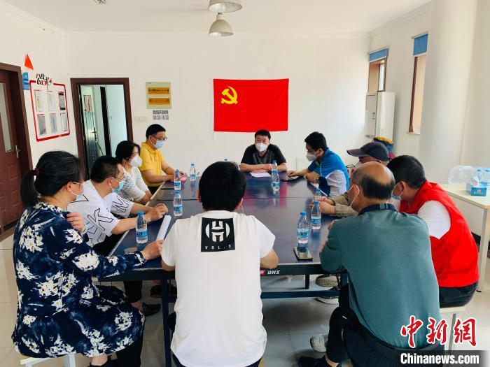 景泰嘉苑小区临时党支部正在会商工作。　受访者供图