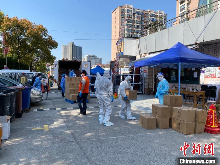 志愿者团队快递组在接收和分发物资。　受访者供图