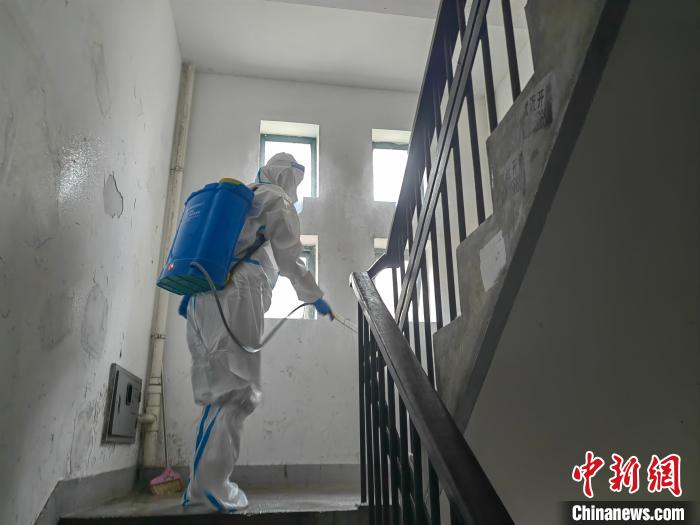 志愿者团队消杀组在进行消杀作业。　受访者供图