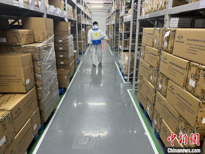 图为工作人员在进行消杀作业。　浦东新区官方供图