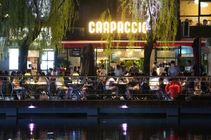 2022年7月16日，市民在北京市朝阳区亮马河国际风情水岸就餐。 新华社记者 鞠焕宗 摄