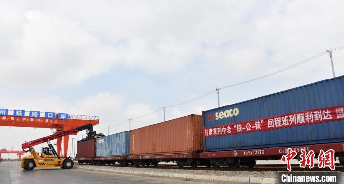 8月初，甘肃首趟多式联运中老班列到达兰州新区，为该省开辟了连接东南亚国家和地区的快捷国际贸易通道。　魏建军 摄