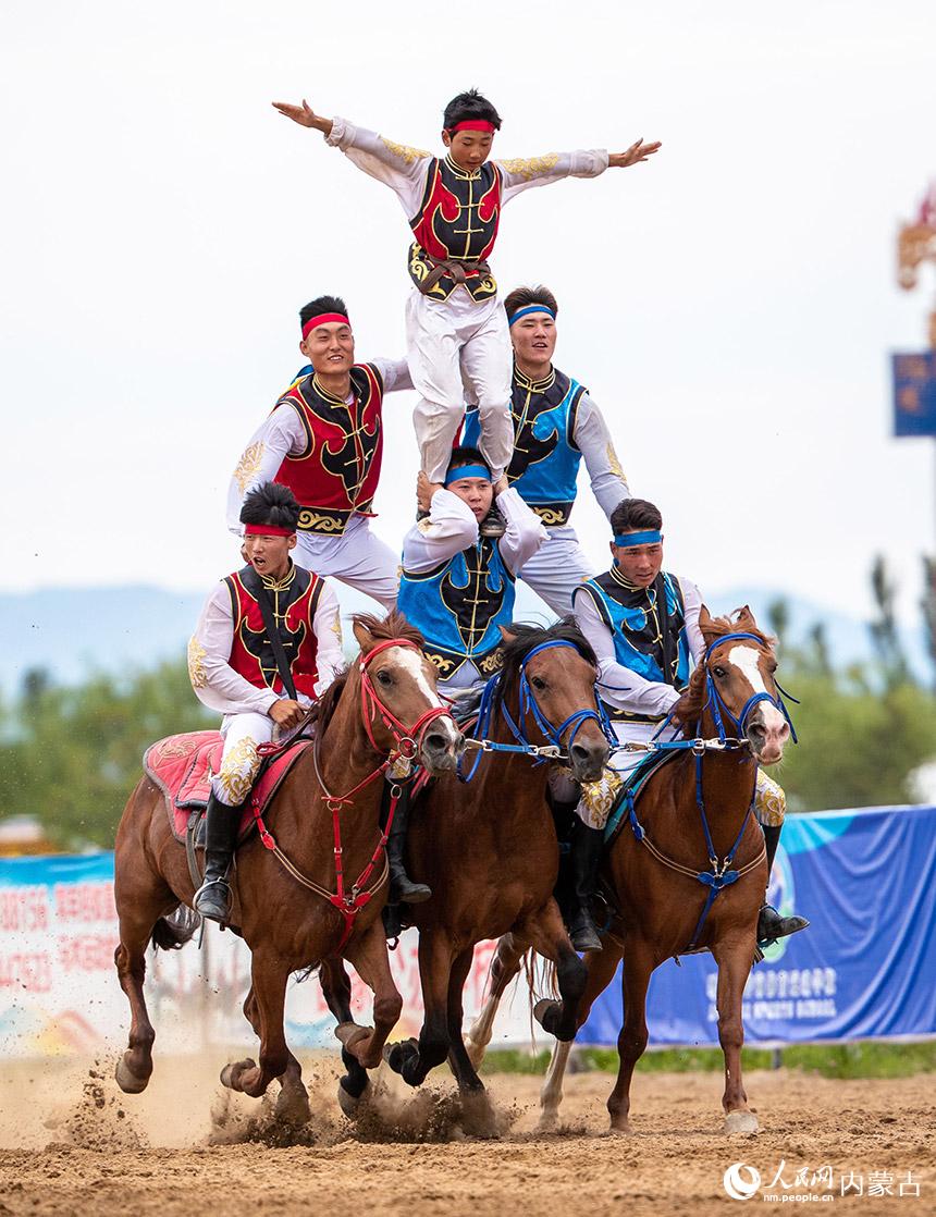 8月27日，演员在开幕式上进行马术特技表演。丁根厚摄