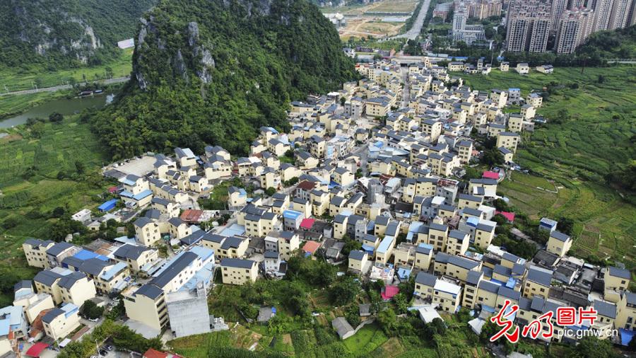 【民族团结党旗红】广西凭祥：家门口就业 带来稳稳的幸福